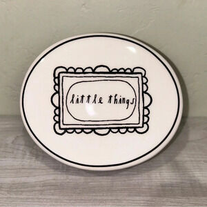 RAE DUNN ARTISAN COLLECTION CERAMIC OVAL KEEPSAKE DISH WITH LID. DESIGNER. NEW!